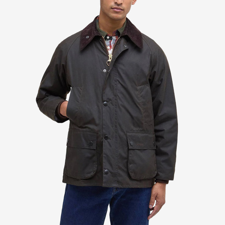Barbour Classic Bedale Wax Jacket i Olive med vaxad bomull, manchesterkrage, Tartan-foder och klassiska fickor.