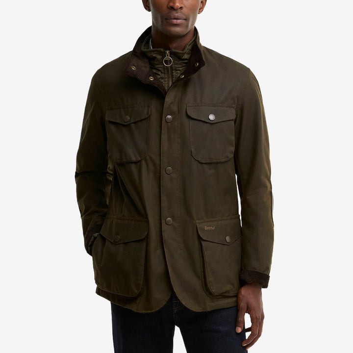 Barbour Ogston Wax Jacket i Olive med vaxad bomull, quiltad väst, läderdetaljer och klassiska Barbour-fickor.