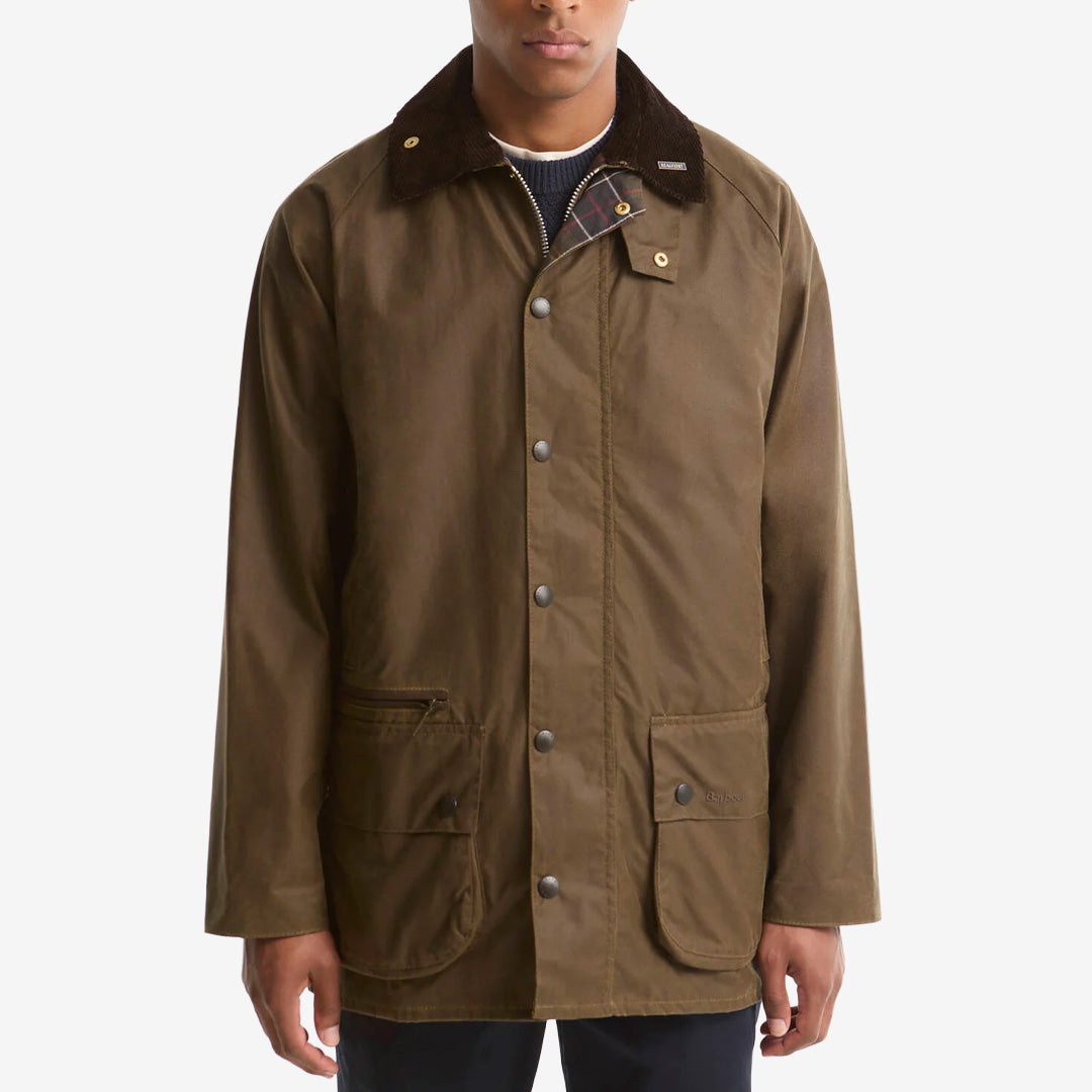 Barbour Icons Beaufort Waxed Jacket i Beech med vaxad bomull, kontrasterande manchesterkrage och Classic Tartan-foder.