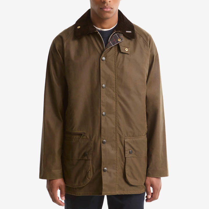 Barbour Icons Beaufort Waxed Jacket i Beech med vaxad bomull, kontrasterande manchesterkrage och Classic Tartan-foder.