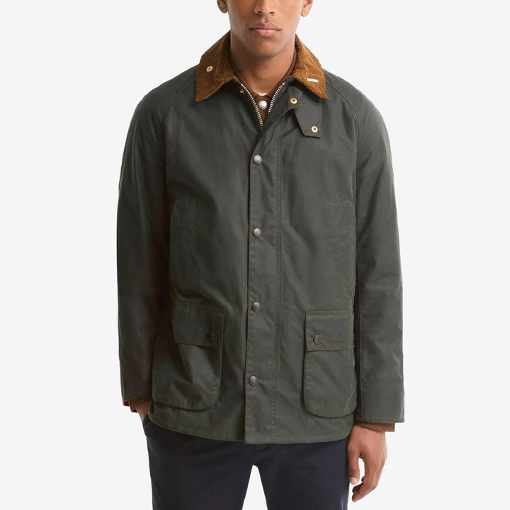 Barbour Icons Ashby Waxed Jacket i Sage med vaxad bomull, manchesterkrage och Classic Tartan-detaljer.