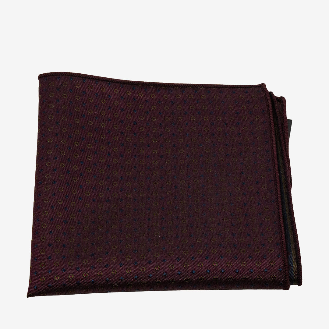 Seven East Hellevad Hankie näsduk i Burgundy i 100% siden, 18 x 18 cm.