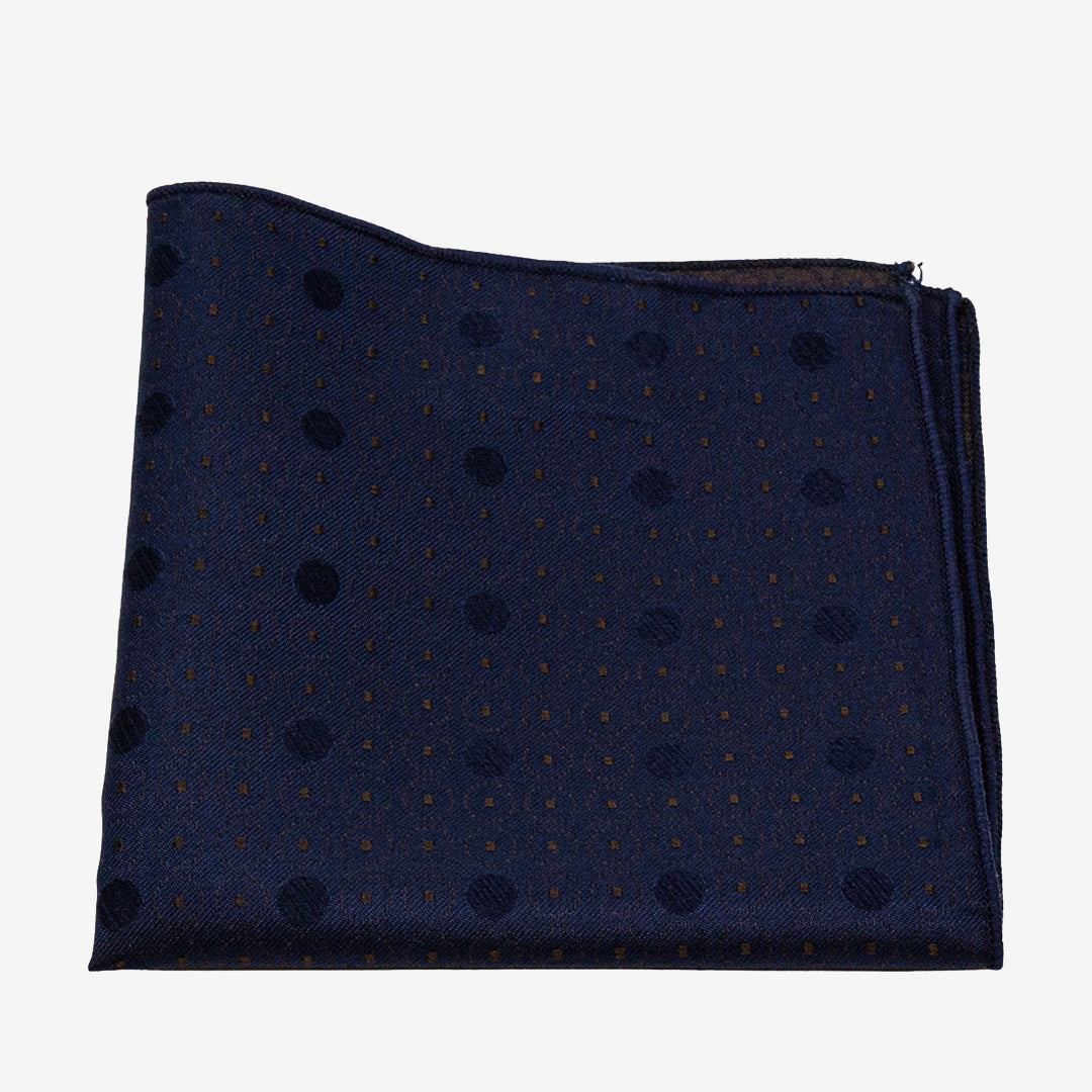 Seven East Genner Hankie näsduk i Navy i 100% siden, 18 x 18 cm.