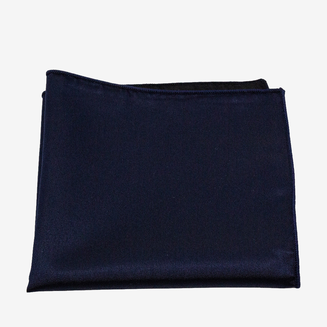Seven East Hejls Hankie näsduk i Navy i 100% siden, 18 x 18 cm.