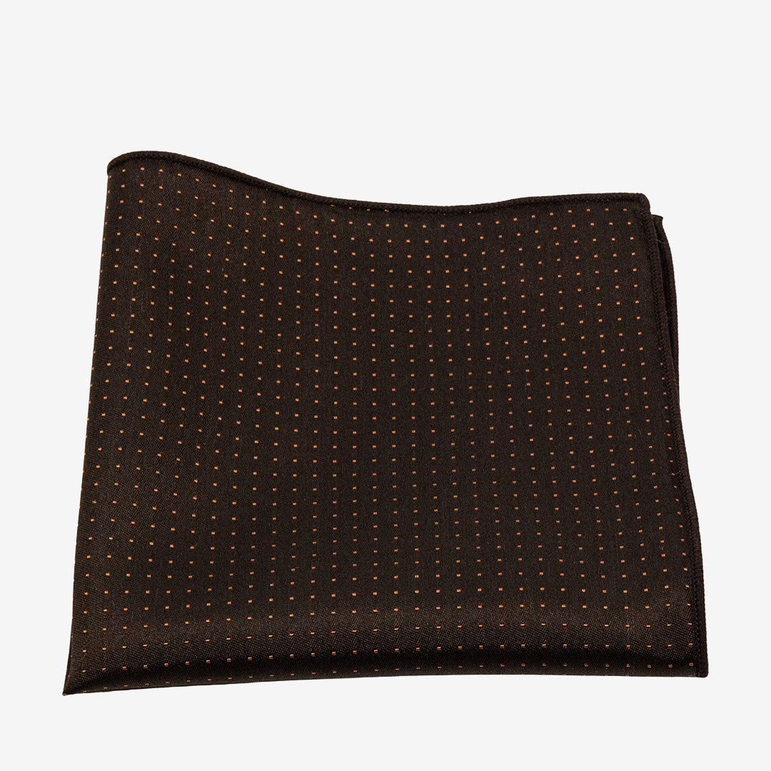Seven East Dalby Hankie näsduk i Brown i 100% siden, 18 x 18 cm.