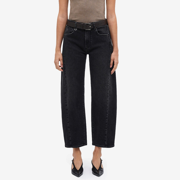 Neuw Amber Barrel jeans för dam i Washed Black med modern och avslappnad siluett.