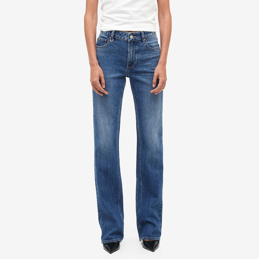 Neuw Freja Straight jeans för dam i Mid Vintage Indigo med rak passform och klassisk siluett.