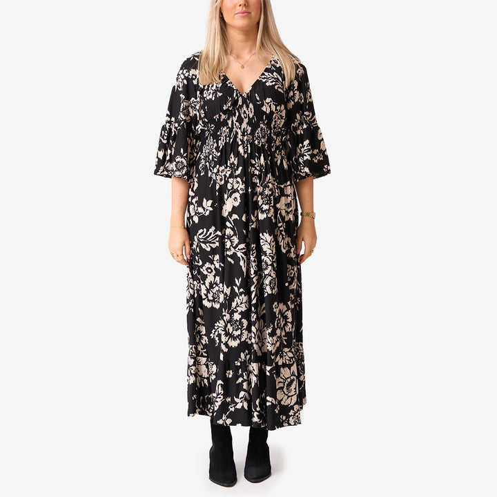 NL257340 klänning i svart och vitt med elastan – modern och bekväm