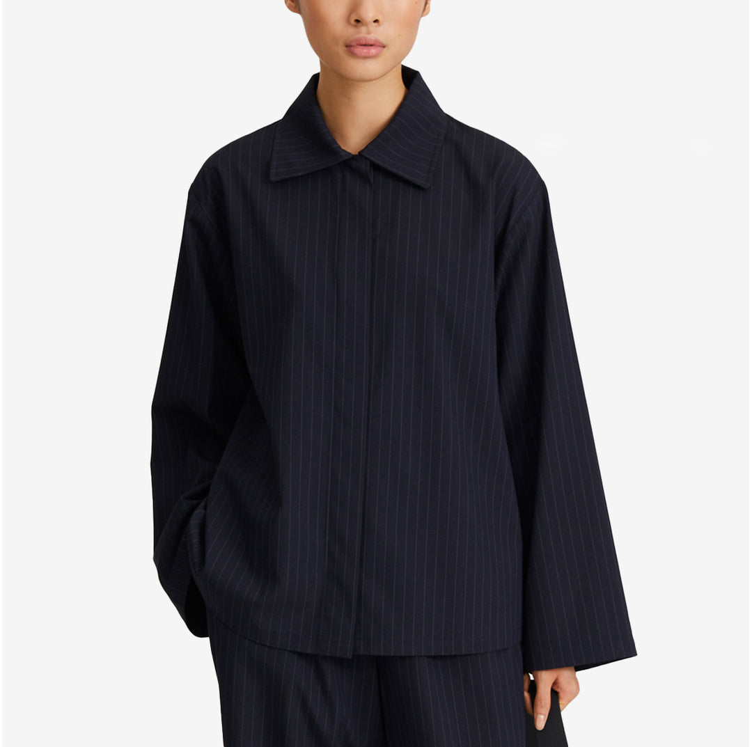 Stylein Brenly Shirt i navy pinstripe – randig skjorta för dam med avslappnad passform