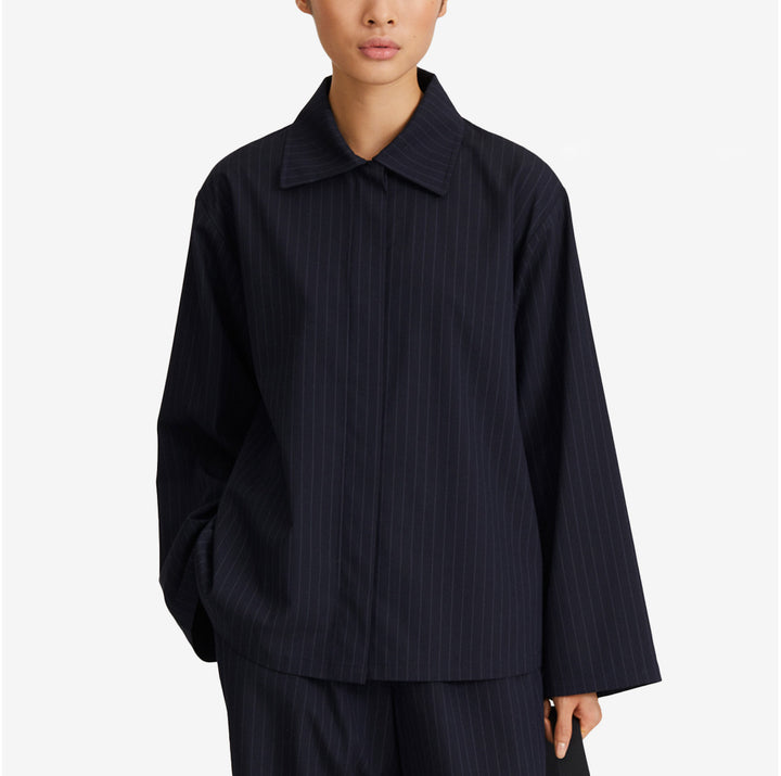 Stylein Brenly Shirt i navy pinstripe – randig skjorta för dam med avslappnad passform