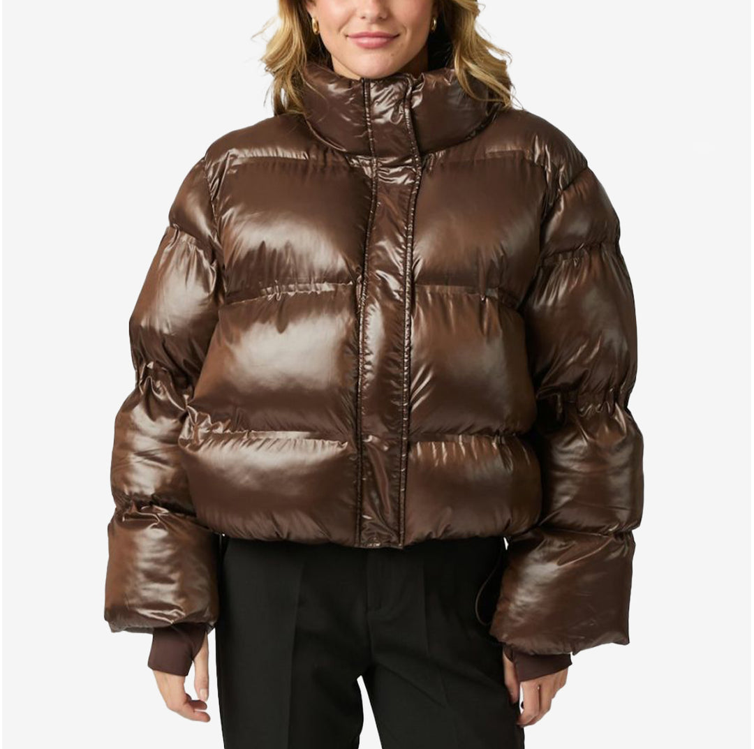 Rhea shiny puffer jacket dark brown – kort vadderad jacka med glänsande finish och justerbar nederkant