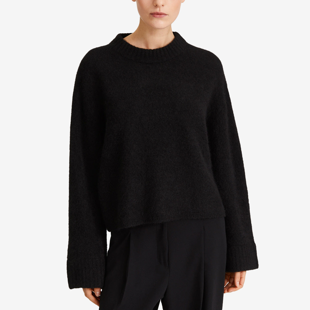 Niclas Short Sweater i svart, boxig kortstickad tröja med oversized passform och rund halsringning i mohairblandning.