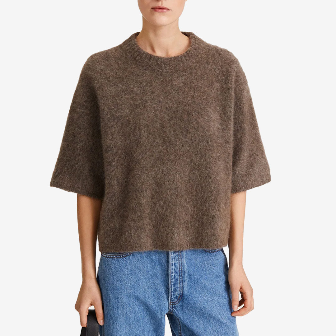Nour Top – boxig damtopp i mohairblandning med rak siluett och armbågslånga ärmar från Stylein