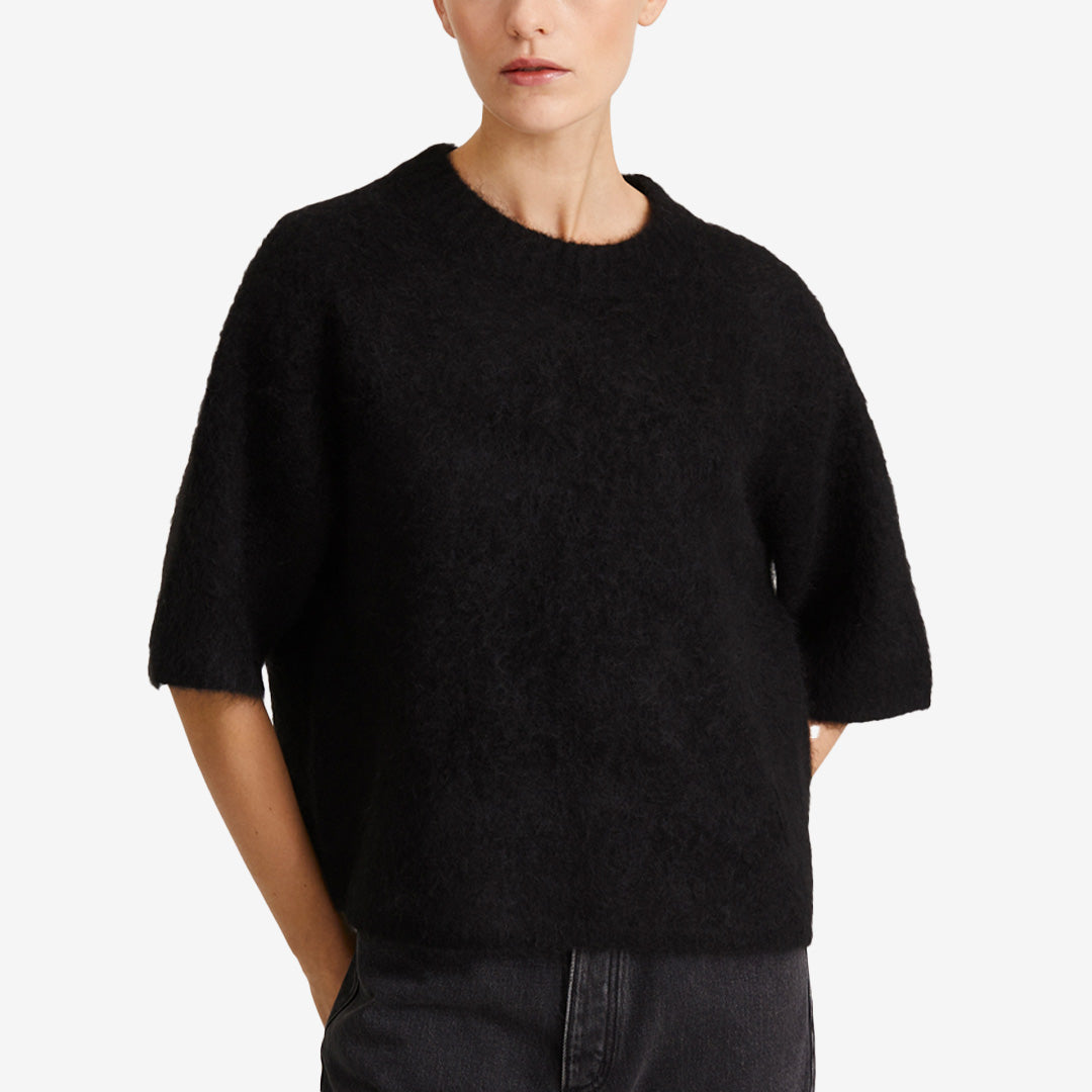 Nour Top i svart, boxig topp med armbågslånga ärmar i mjuk mohairblandning.
