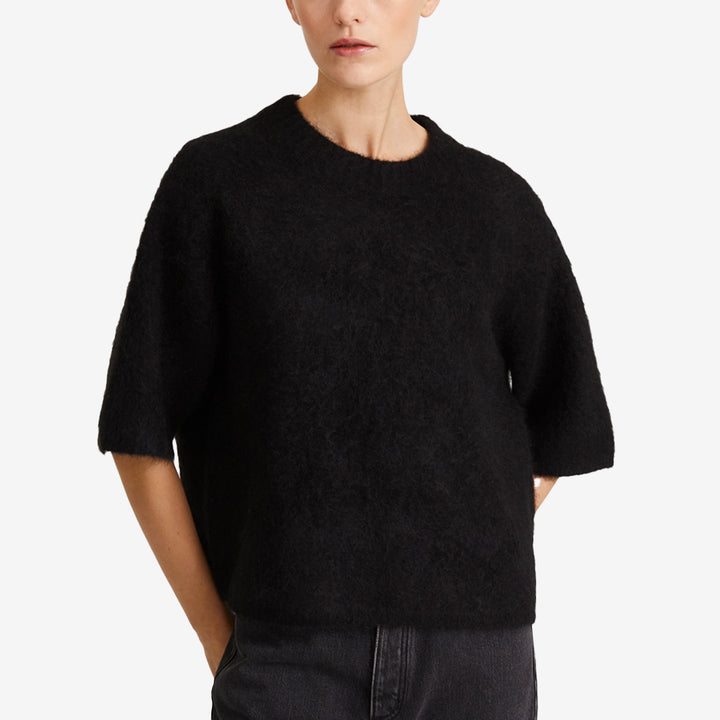 Nour Top i svart, boxig topp med armbågslånga ärmar i mjuk mohairblandning.