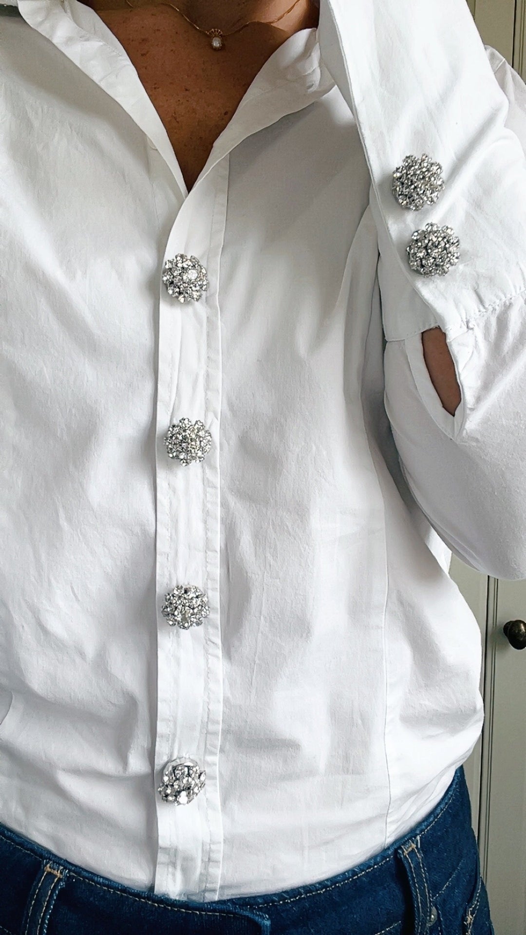 Knapp-smycke Olivia med vit kristall i silver från The Shoelace Brand