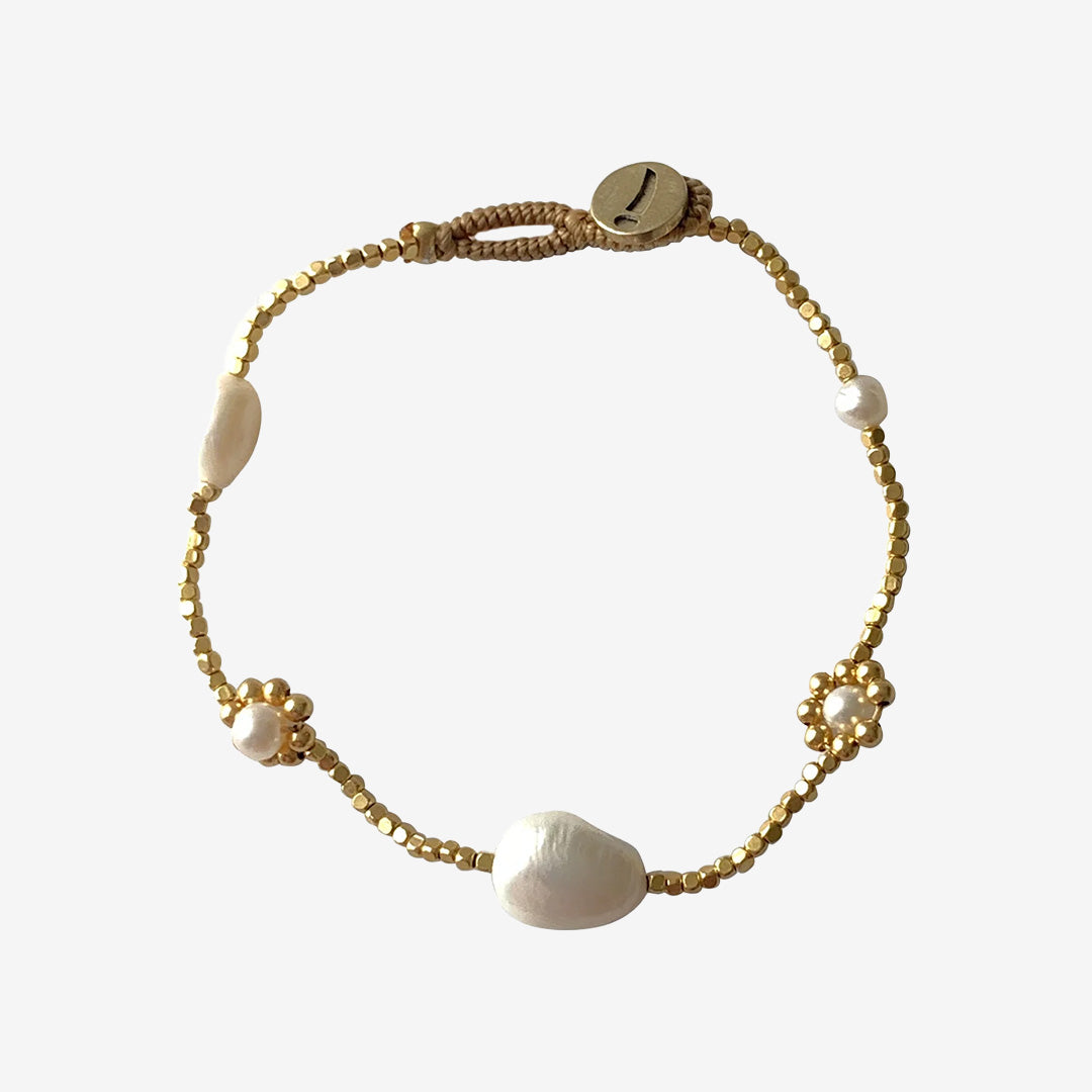 PE05 Bracelet Joanie Pearl Flower armband med sötvattenspärlor och 14K guldpläterade pärlor
