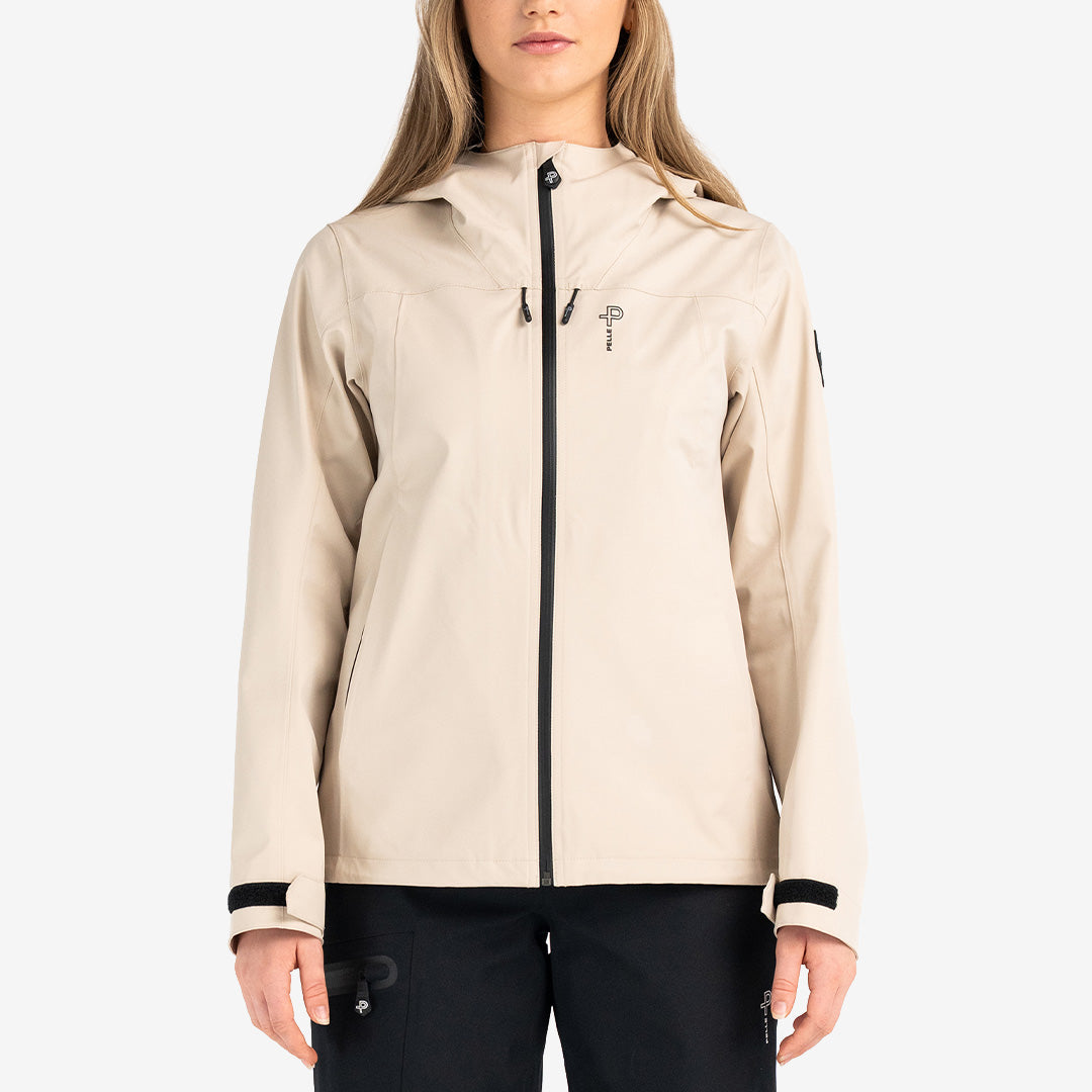 Pelle P Challenger Tech Jacket dam ljusbeige med tekniska detaljer och justerbar huva