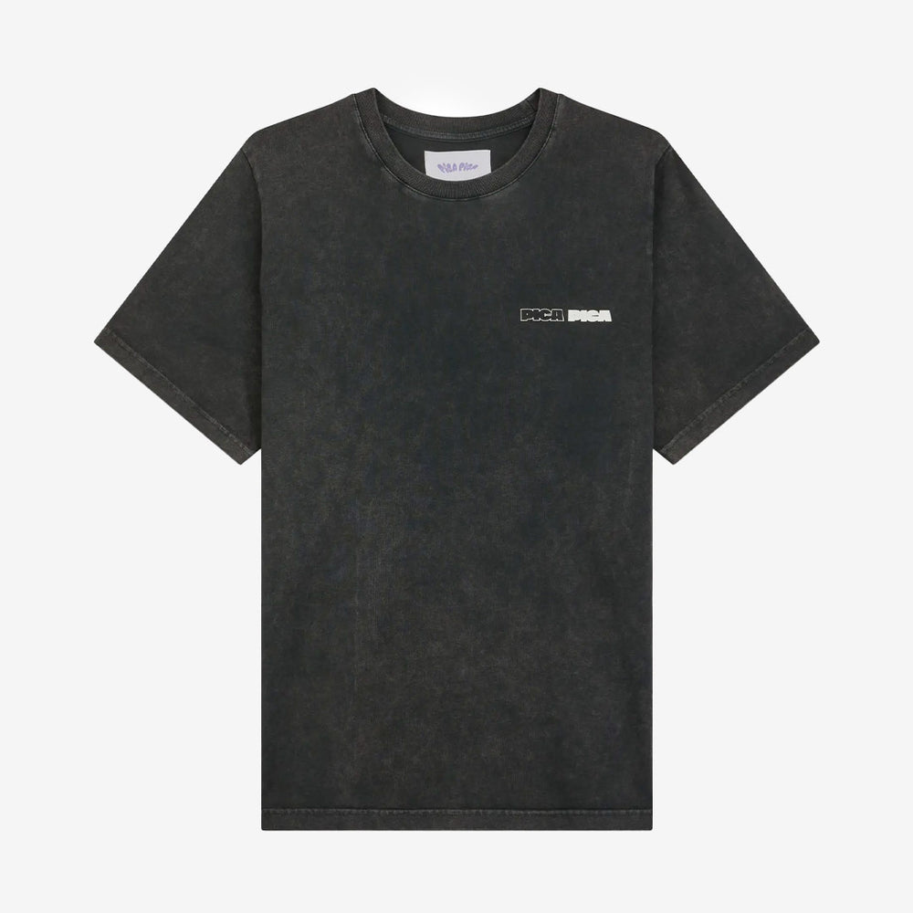 Pica Pica Vacation Mode Tee – svart t-shirt i bomull med bröstlogga och back print