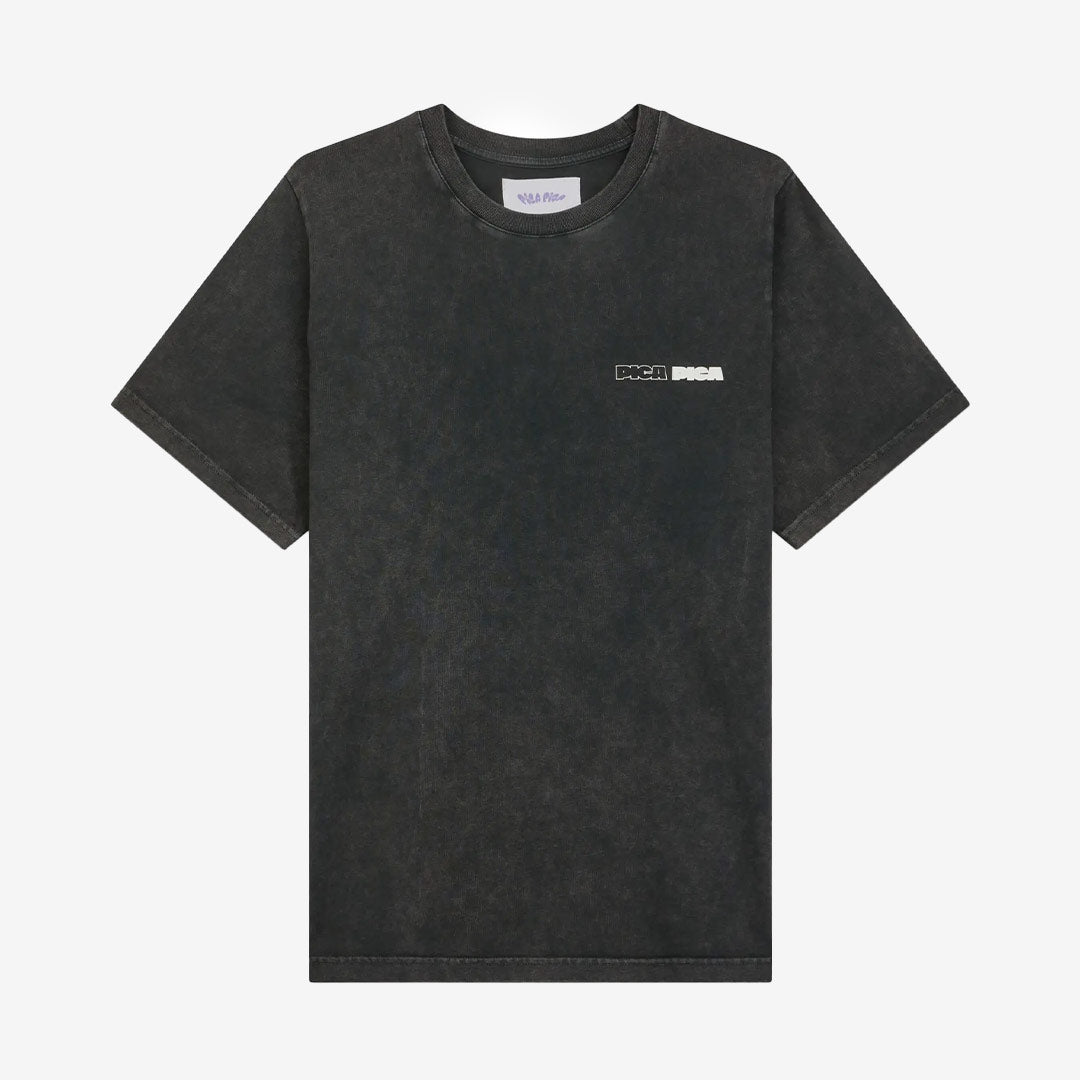Pica Pica Vacation Mode Tee – svart t-shirt i bomull med bröstlogga och back print