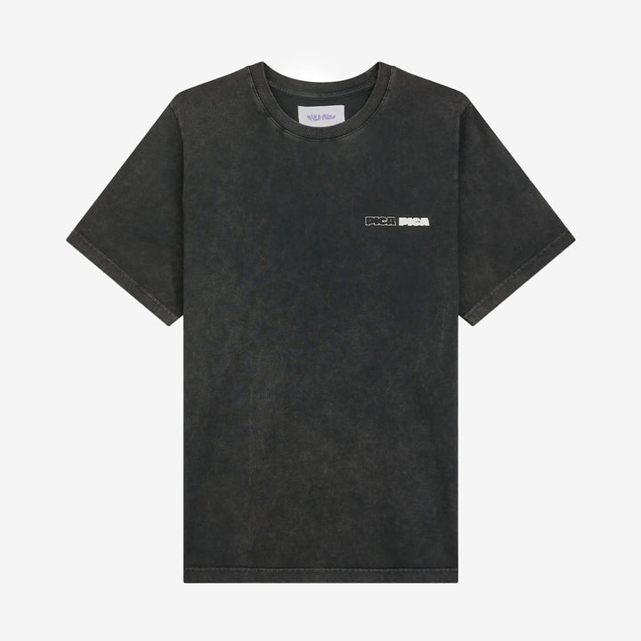 Pica Pica Vacation Mode Tee – svart t-shirt i bomull med bröstlogga och back print