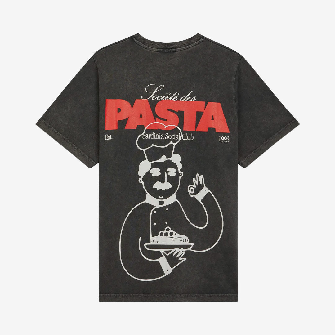 Pica Pica Pasta Sucker Tee – svart bomulls-t-shirt med pastakock-grafik på ryggen