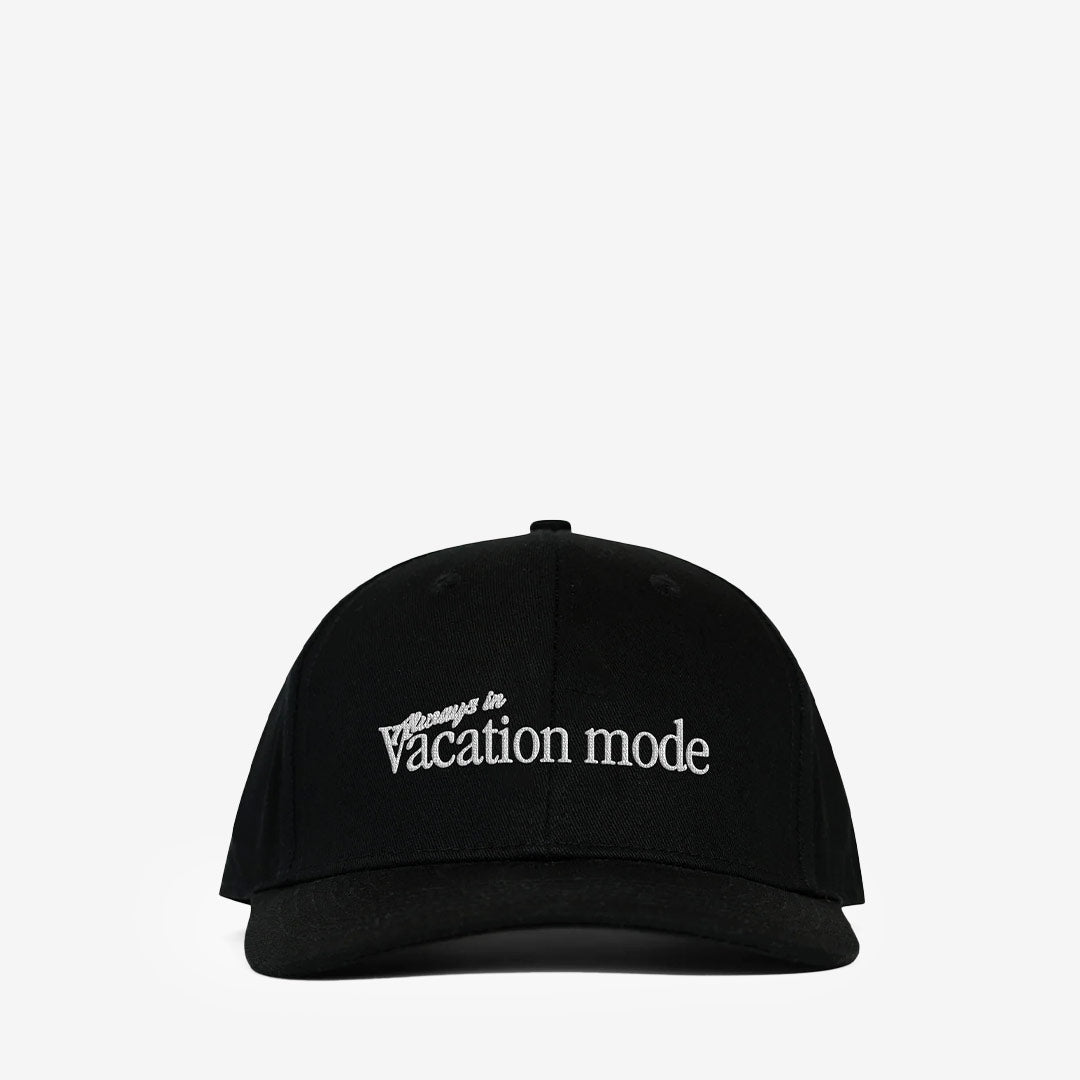 Pica Pica Vacation Mode cap black svart keps med broderad text minimalistisk design