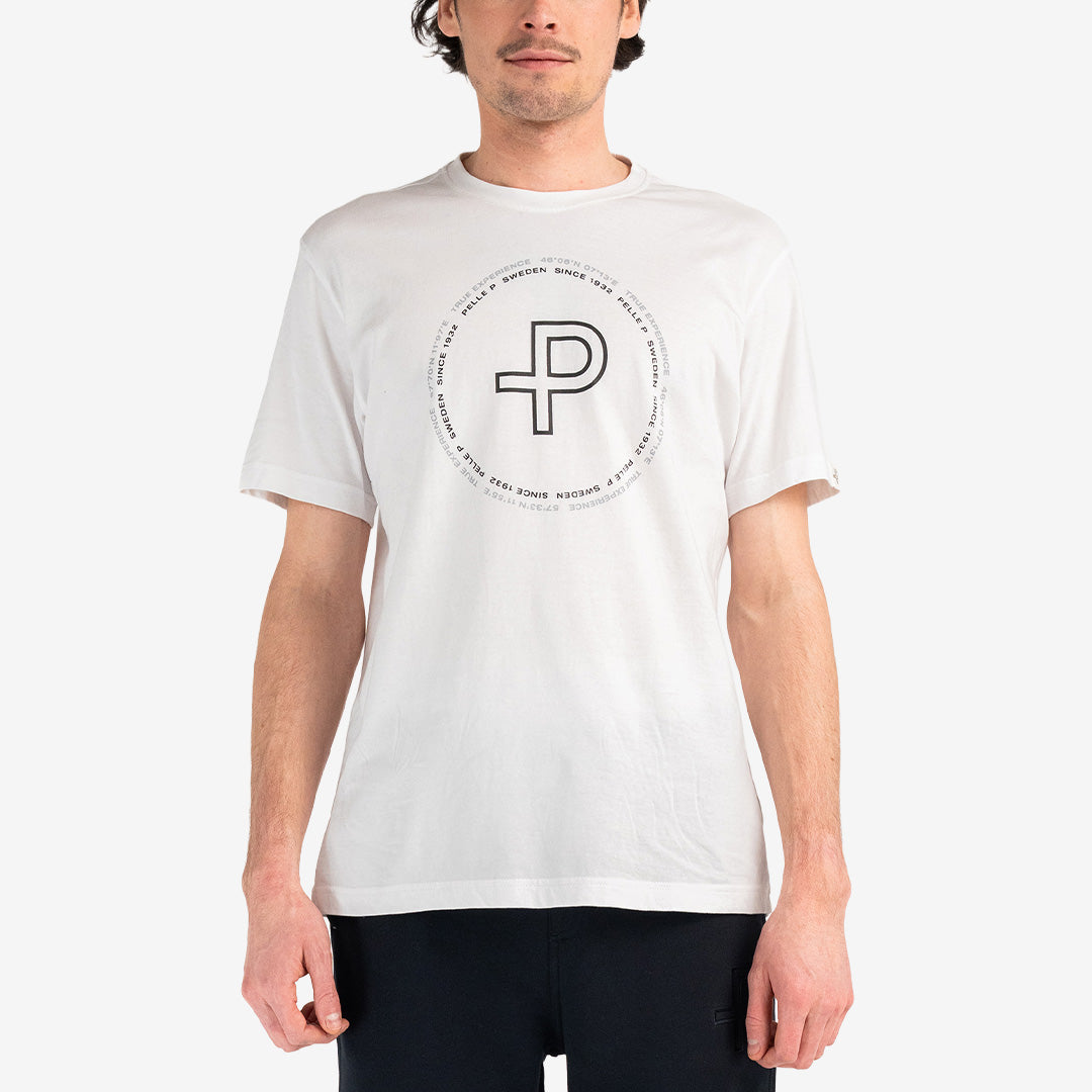 Pelle P Perus Organic Logo Tee herr White med bröstprint och ribbad hals