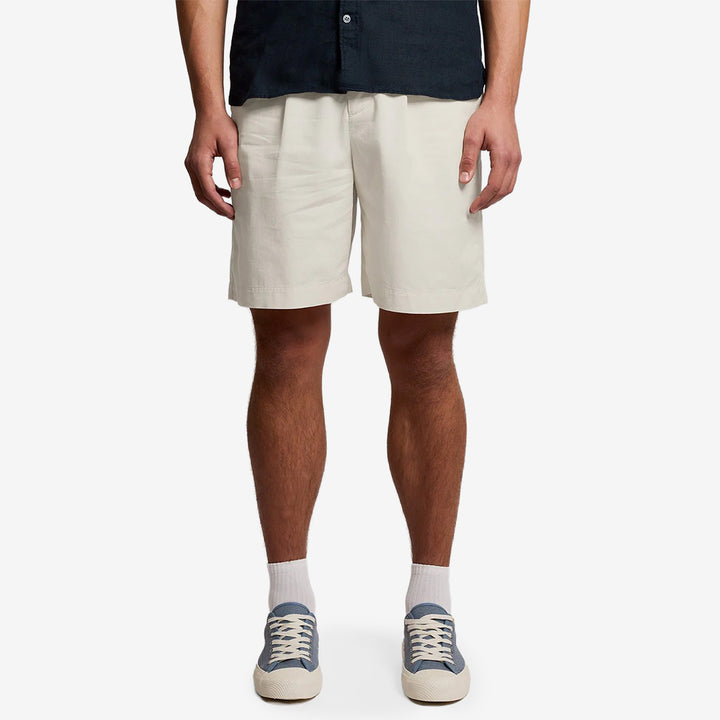 Superfine Chino Shorts i Radiant Ecru med klassisk chino-design