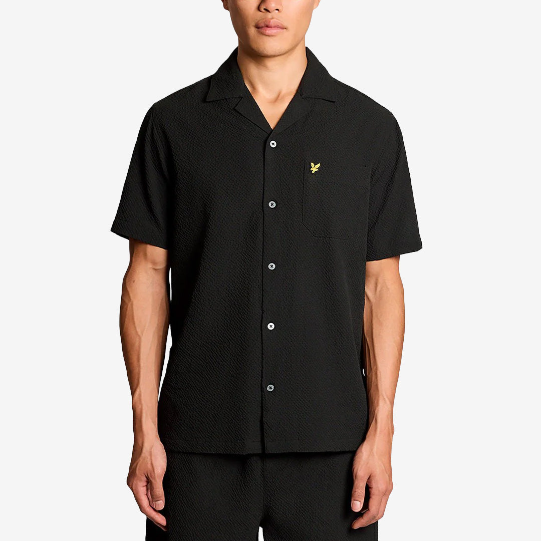 Lyle & Scott SW2409V Crinkle Resort Shirt i Jet Black med krinklad struktur och modern design för herr