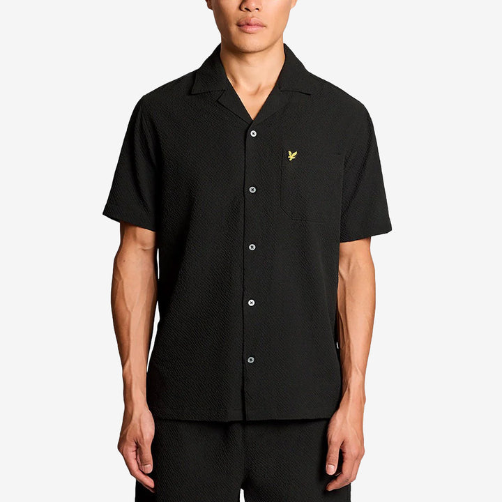Lyle & Scott SW2409V Crinkle Resort Shirt i Jet Black med krinklad struktur och modern design för herr