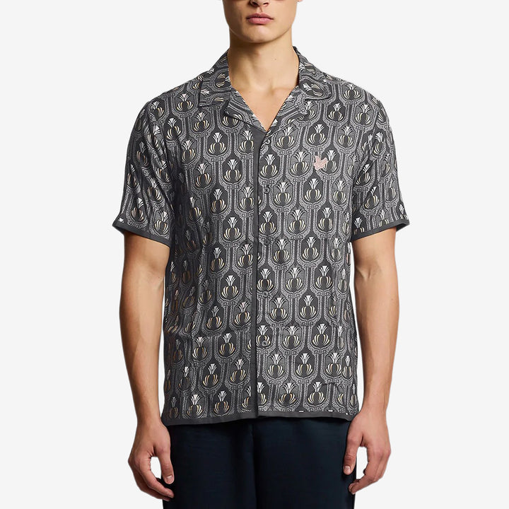 Lyle & Scott SW2442V Botanical Shirt i Iron med botaniskt mönster och mjuk viskoskvalitet för herr