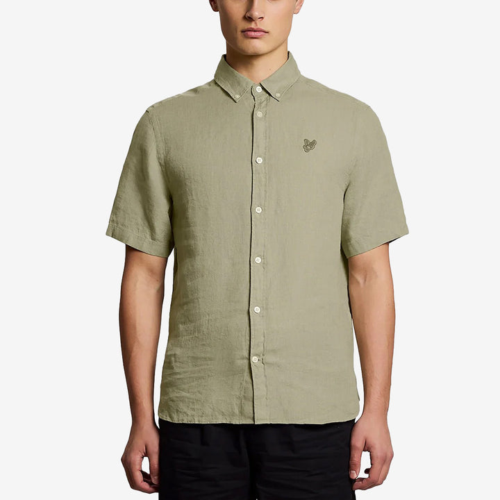 Lyle & Scott SW2449V Short Sleeve Linen Shirt i Seagrass med kort ärm och 100% linne för herr