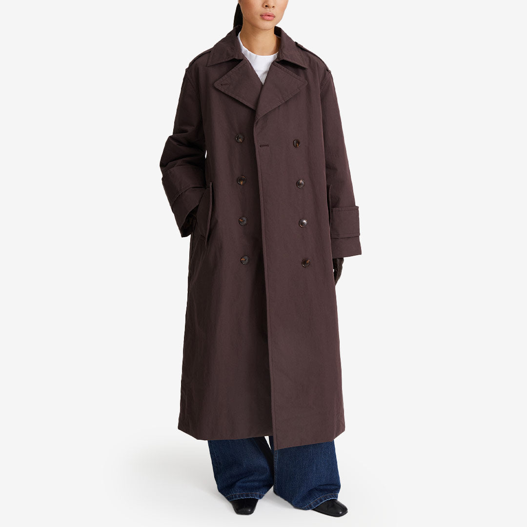 Stylein Sandra trenchcoat – vadlång kappa med dubbelknäppning, axelflärpar och bälte
