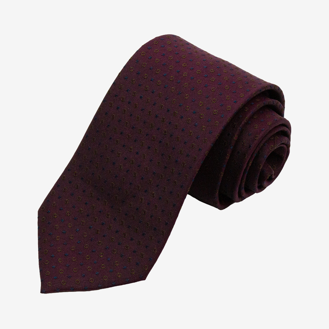 Seven East Hellevad Tie slips i Burgundy med stilren och tidlös design i 100% siden, 7,5 cm bred.
