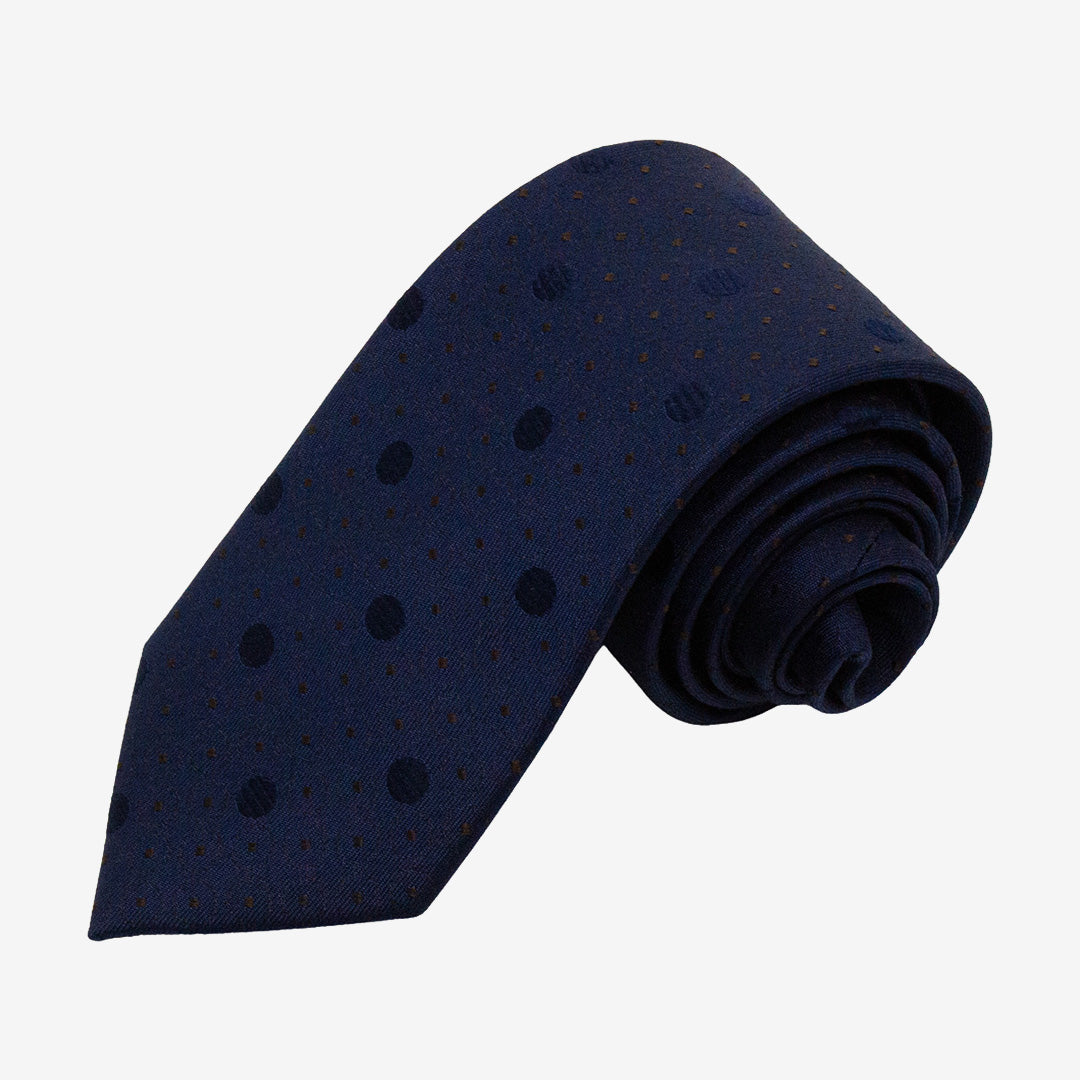 Seven East Genner Tie slips i Navy med stilren och tidlös design i 100% siden, 7,5 cm bred.