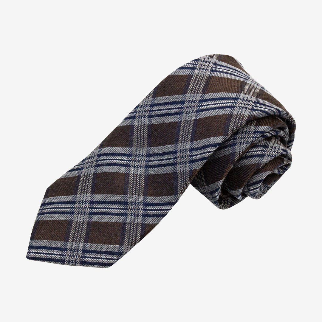 Seven East Haderslev Tie slips i Brown med rutig design i 100% siden, 7,5 cm bred.