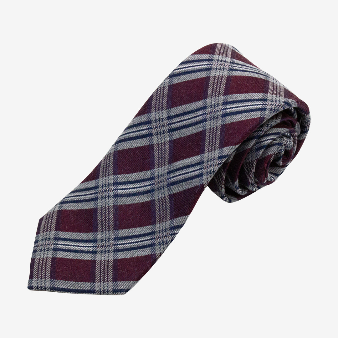 Seven East Haderslev Tie slips i Burgundy med rutig design i 100% siden, 7,5 cm bred.