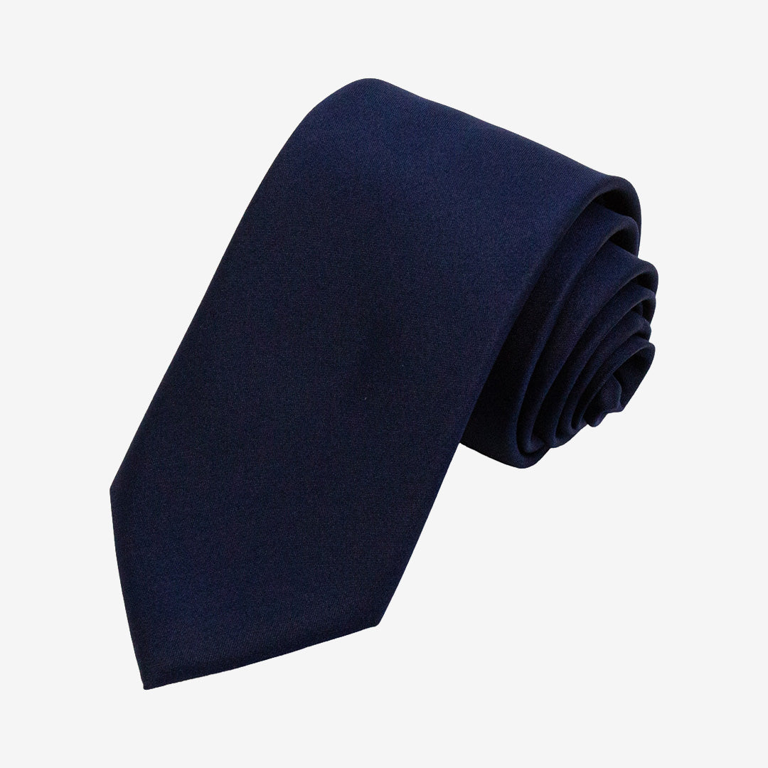 Seven East Hejls Tie slips i Navy med stilren och tidlös design i 100% siden, 7,5 cm bred.