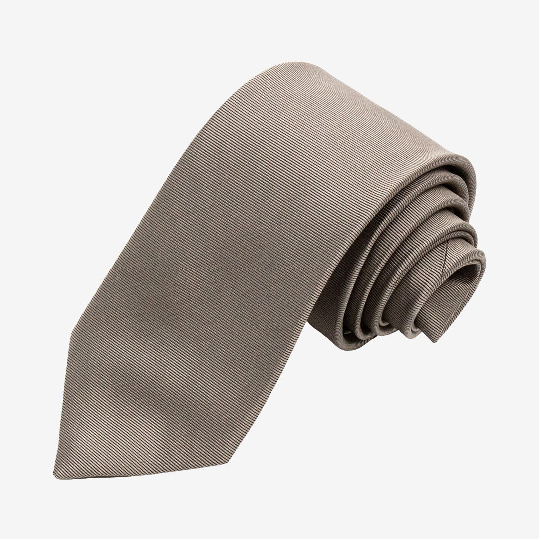 Seven East Toftlund Tie slips i Sand med stilren och tidlös design i 100% siden, 7,5 cm bred.
