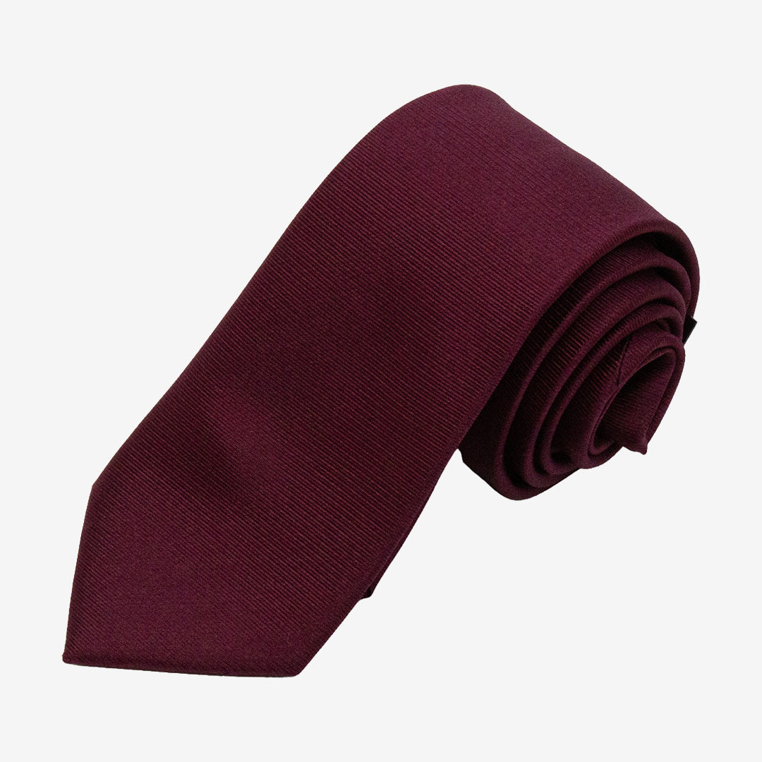 Seven East Arnum Tie slips i Burgundy med stilren och tidlös design i 100% siden, 7,5 cm bred.