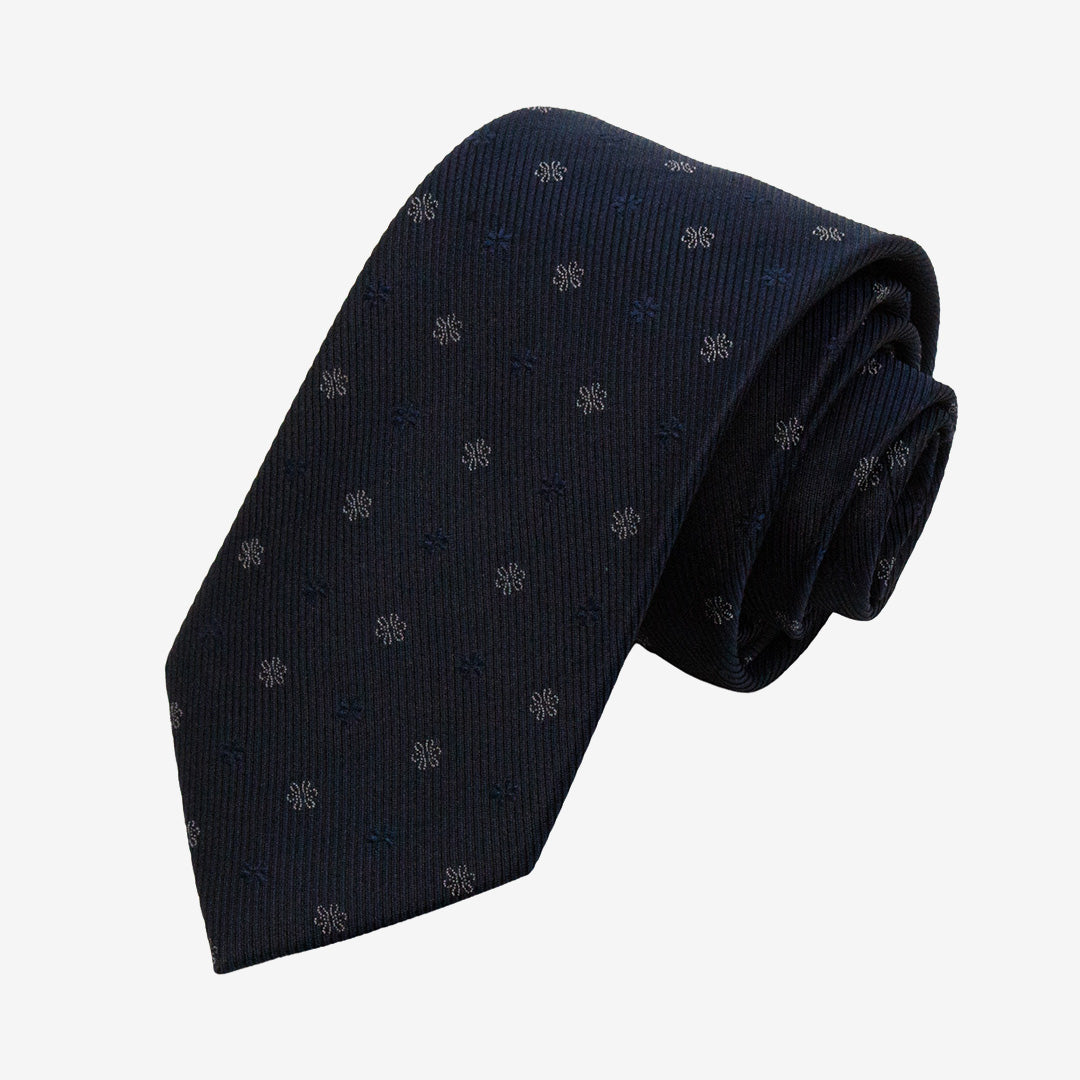 Seven East Stepping Tie slips i Navy med stilren och tidlös design i 100% siden, 7,5 cm bred.