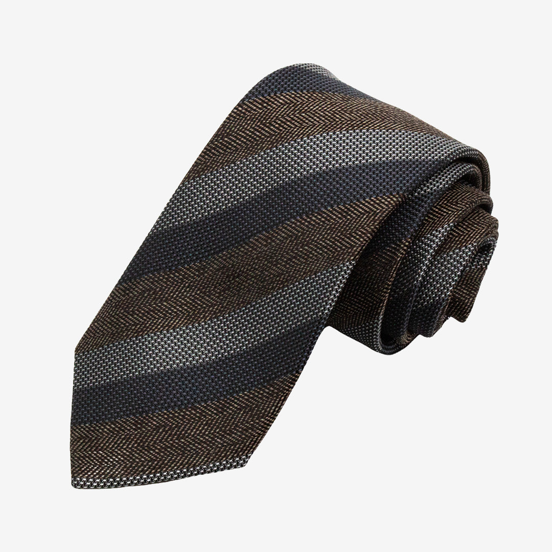 Seven East Bjert Tie slips i Grey med stilren och tidlös design i 100% siden, 7,5 cm bred.