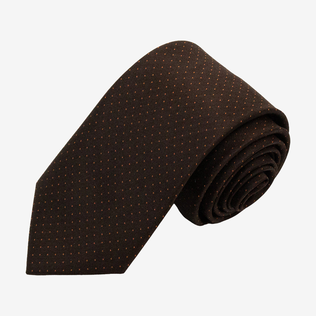 Seven East Dalby Tie slips i Brown med stilren och tidlös design i 100% siden, 7,5 cm bred.