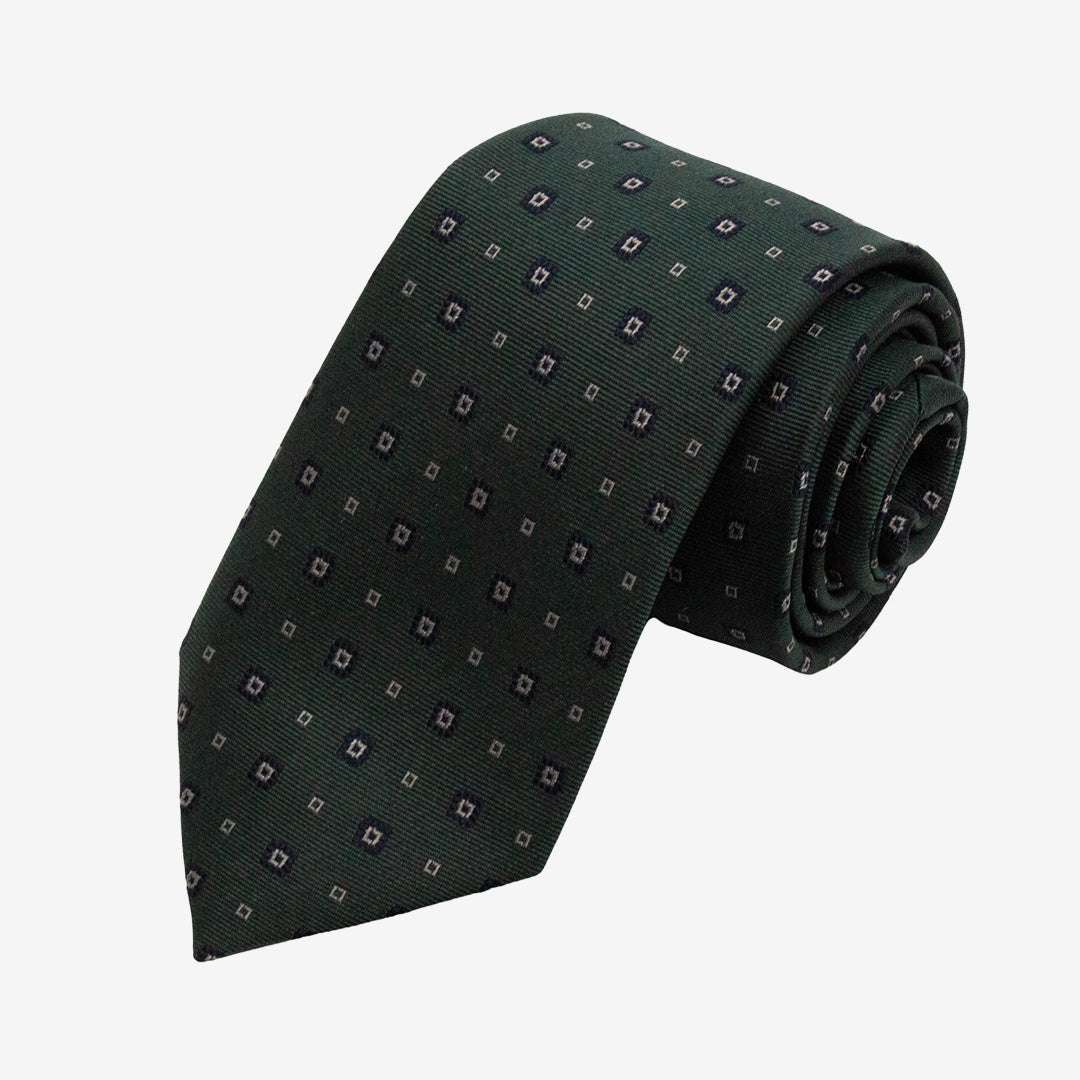 Seven East Kolding Tie slips i Green med stilren och tidlös design i 100% siden, 7,5 cm bred.