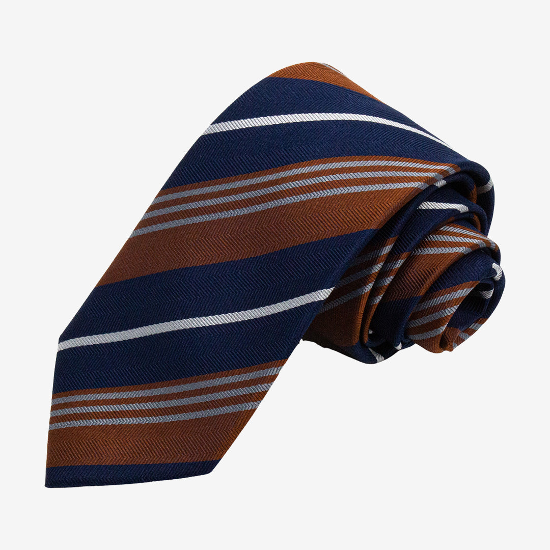 Seven East Gileleje Tie slips i Rust med stilren och tidlös design i 100% siden, 7,5 cm bred.