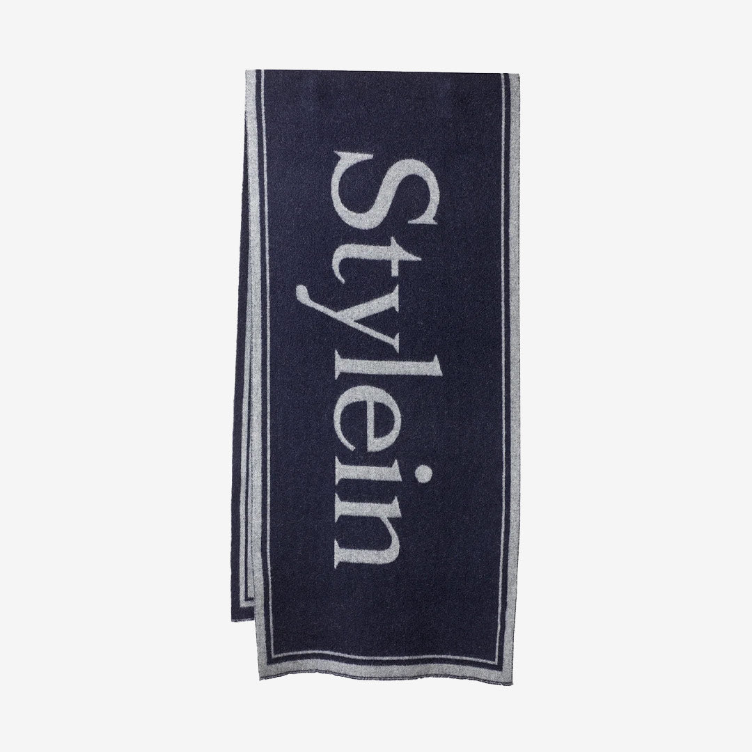 Stylein Thalia Scarf – bred ullscarf med logotyper