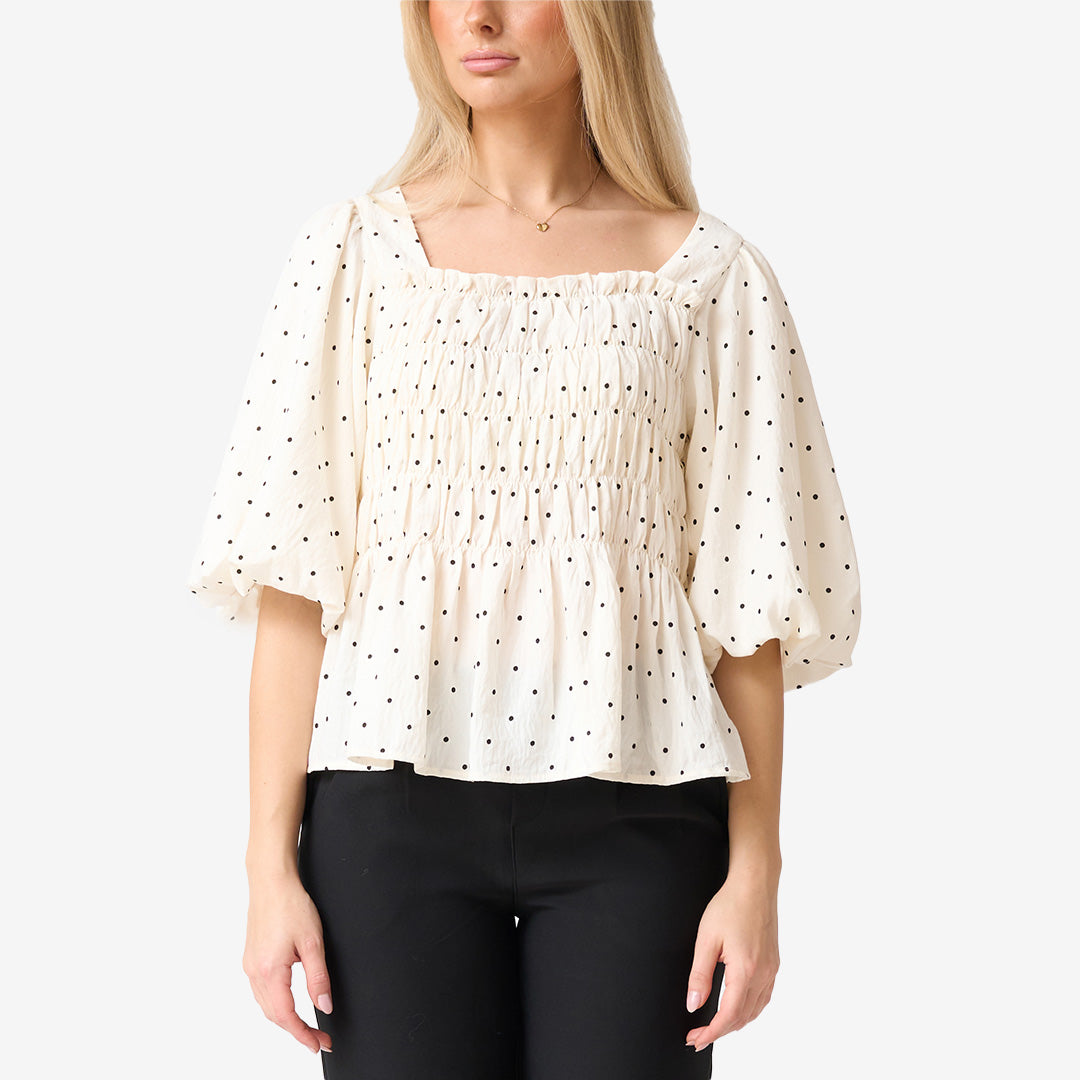 Prickig blus med volang i beige – dammodell TOP3371 i luftig polyester