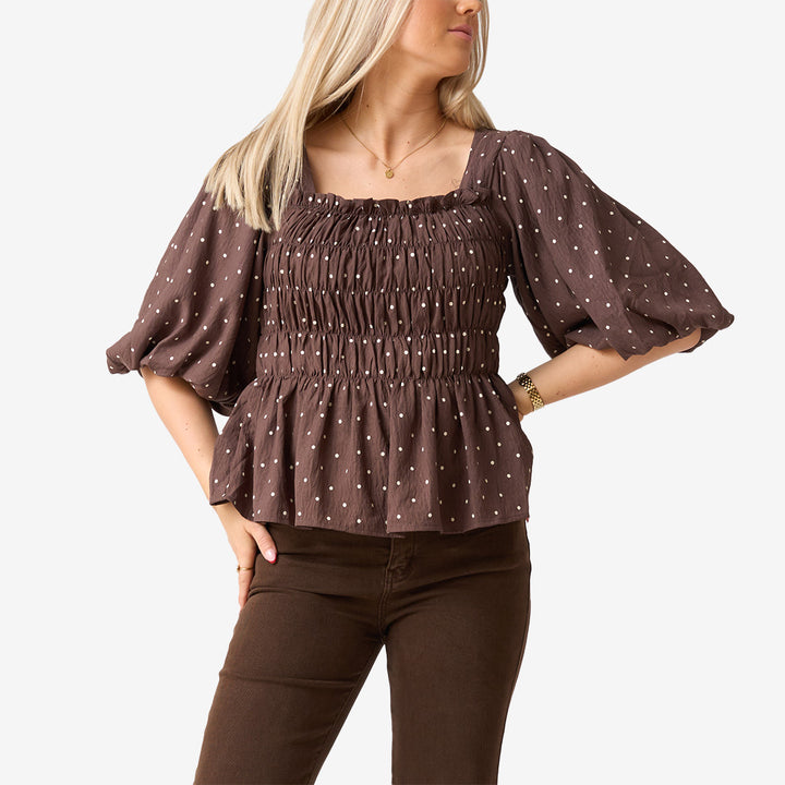 Prickig blus med volang i choco – dammodell TOP3371 i luftig polyester