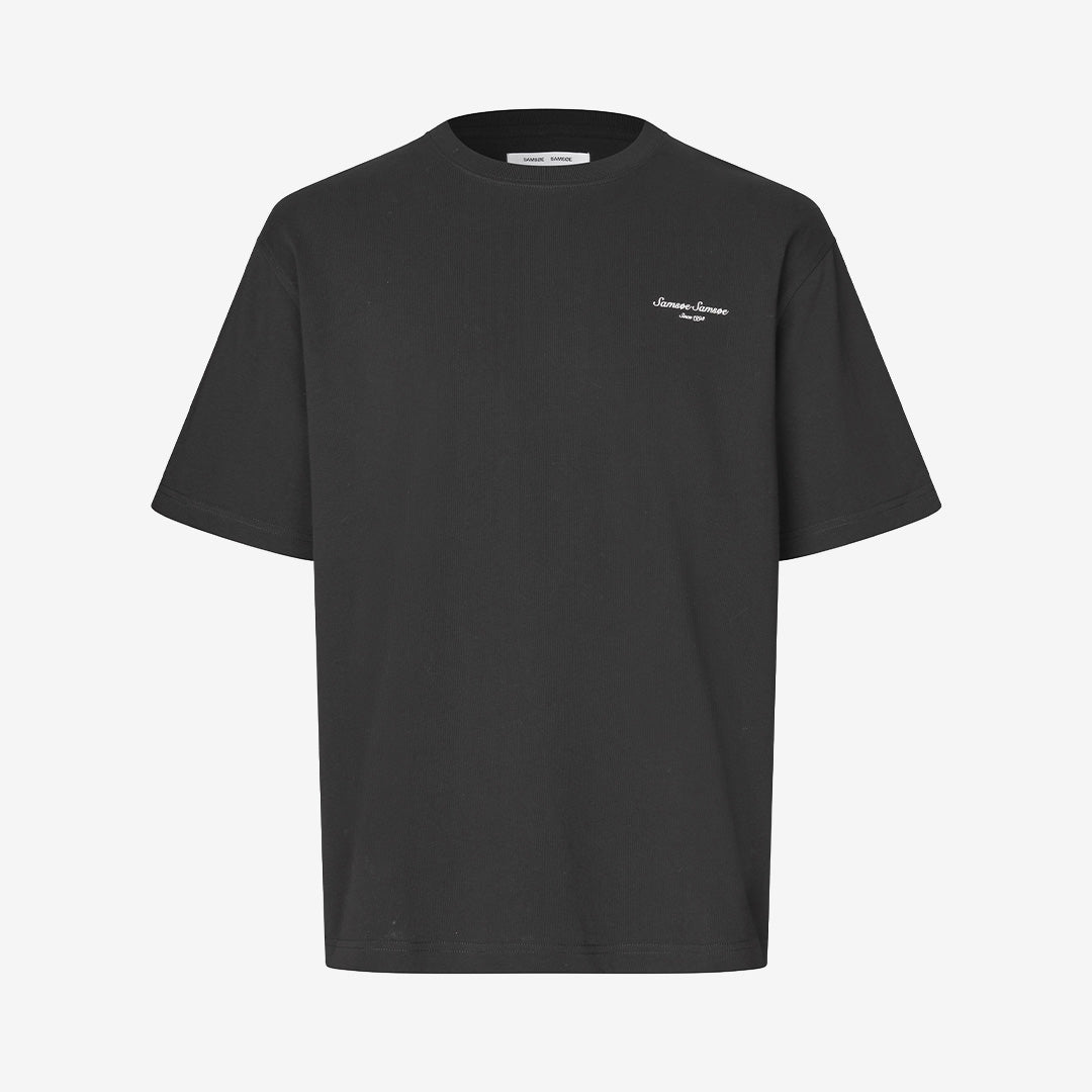Samsøe Samsøe Sauni T-shirt för herr i Black Building med avslappnad passform och grafiskt tryck.